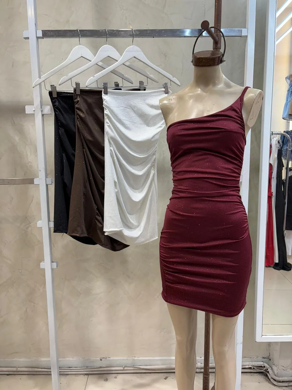 Vestido corto un hombro fruncido (Glitter)