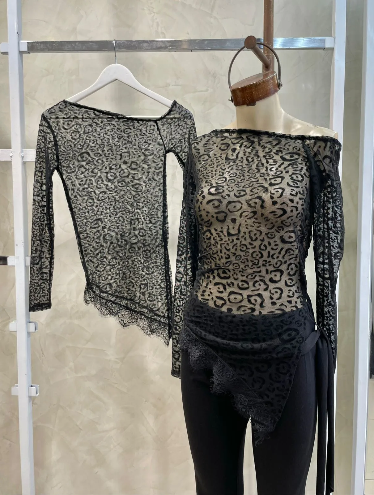 Remera pico c/ puntilla (tull bordado)