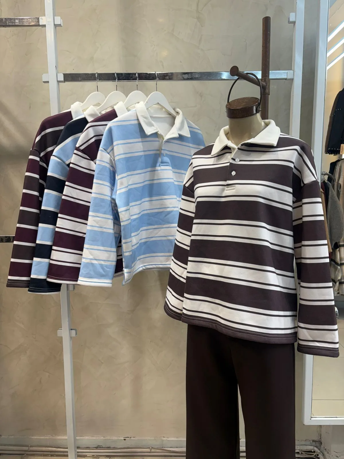 Alternative view of Buzo chomba rayado (friza)