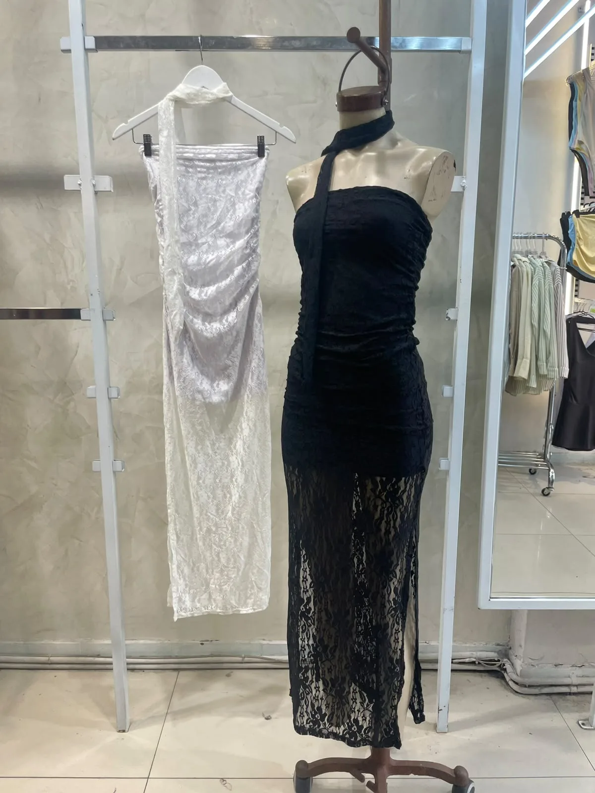 Vestido strapless fruncido (Encaje)