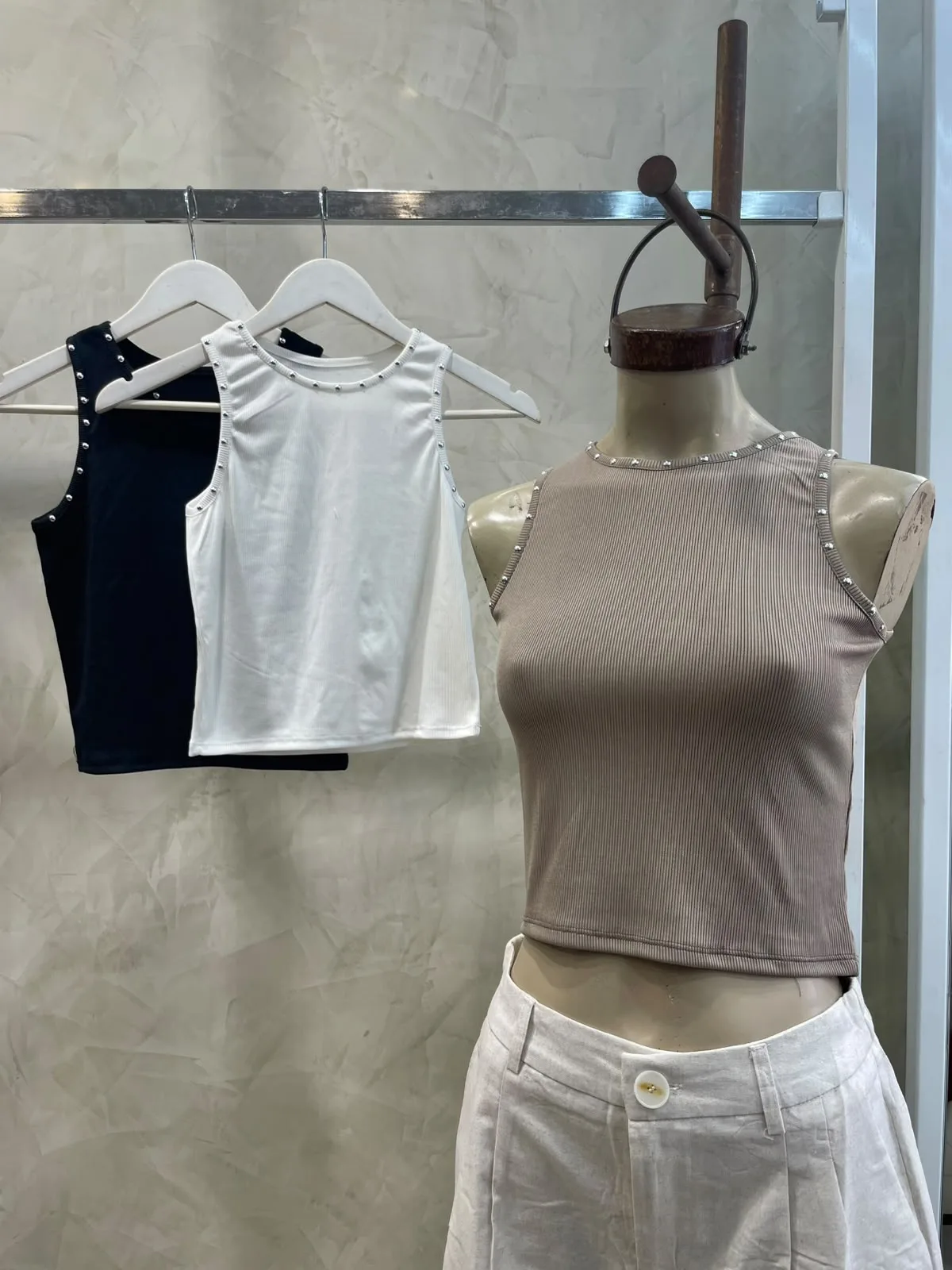 Musculosa cuello tachas (morley)