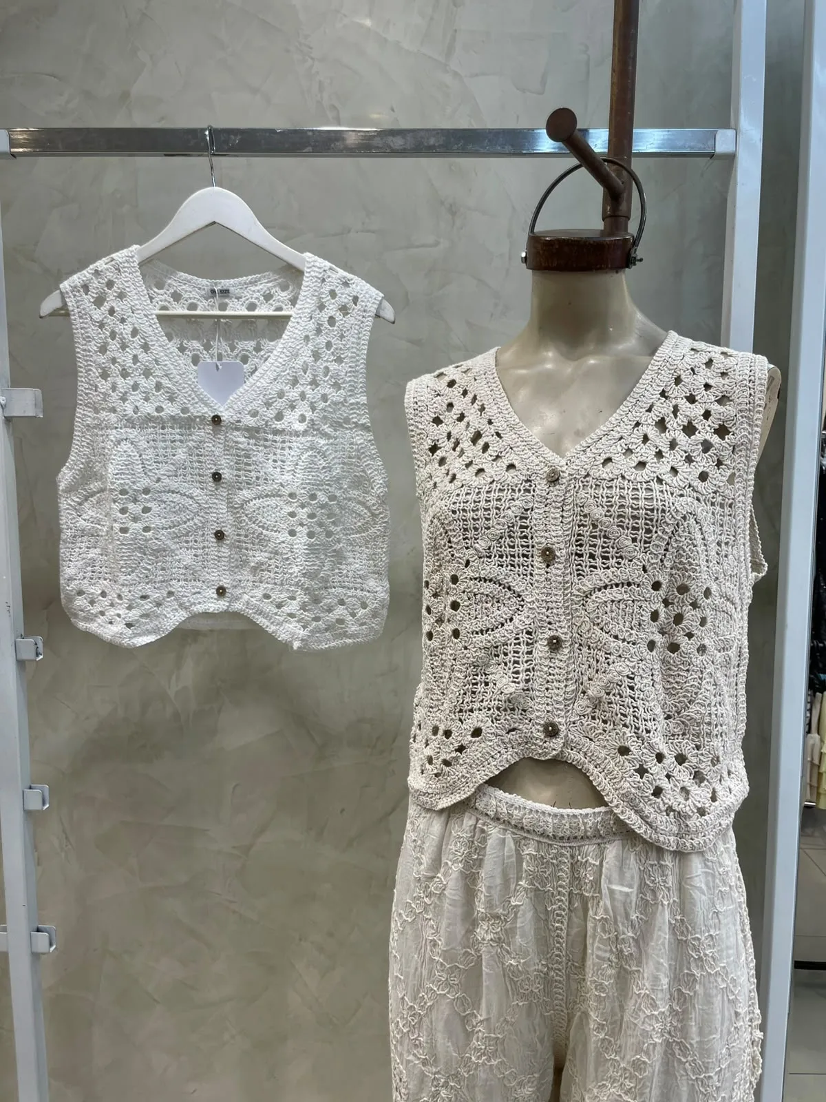 Alternative view of Chaleco Flores Crochet (importado)