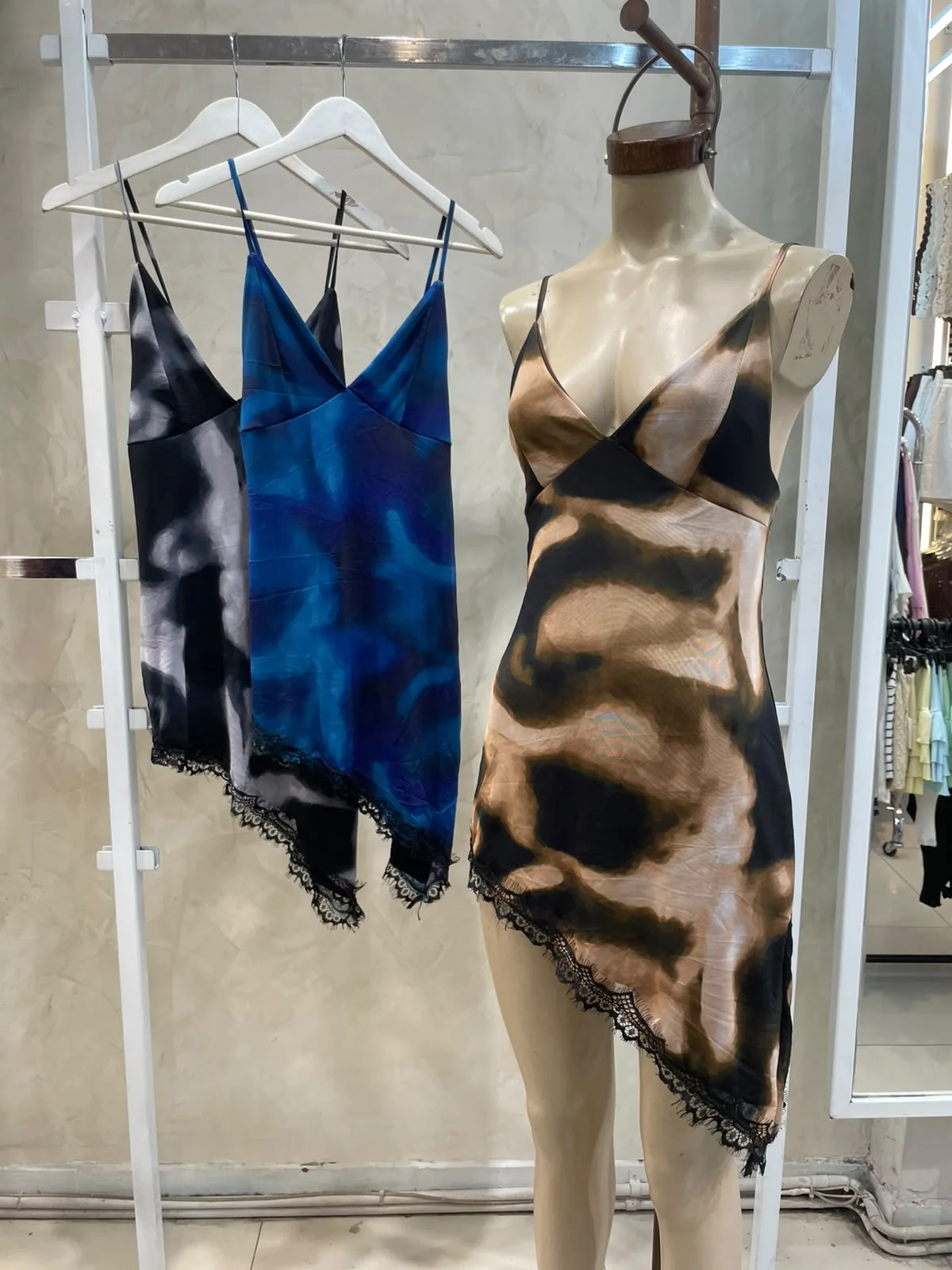 Alternative view of Vestido Corto Pico c/ Puntilla (tull sublimado)